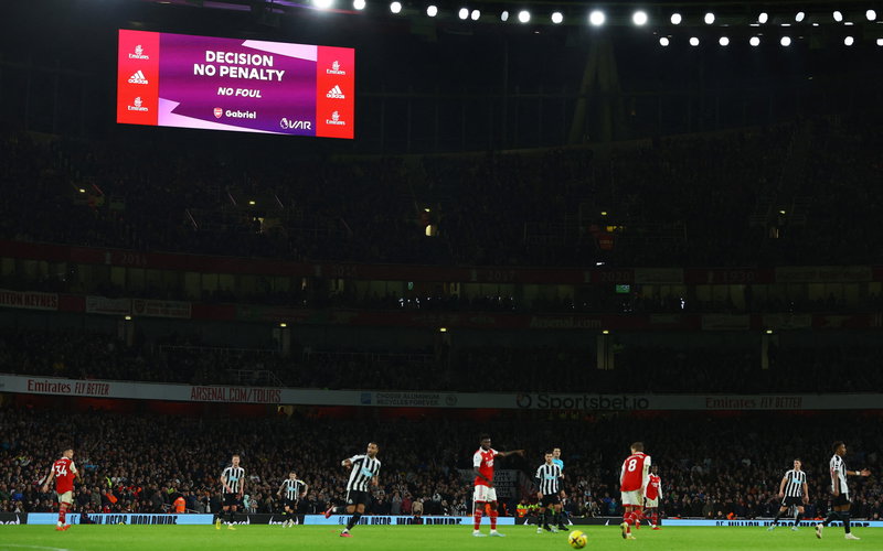 Image for Arsenal unveil Emirates artwork with Highbury tribute and club legends